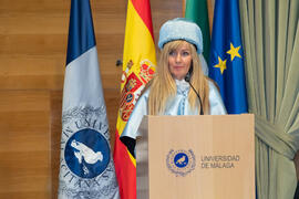María Gracia pronuncia su discurso de "laudatio". Investidura de Miguel Sáenz Sagaseta ...