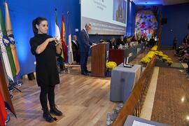 Intérprete de signos. Entrega de la Medalla de Oro de la Universidad de Málaga a la Diputación Pr...