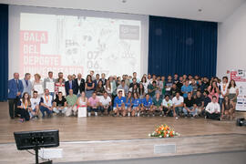Foto de grupo tras la entrega de trofeos en la Gala del Deporte Universitario 2017. Escuela Técni...
