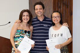 José Carlos Godoy con alumnas en su graduación. Centro Internacional de Español. Agosto de 2014