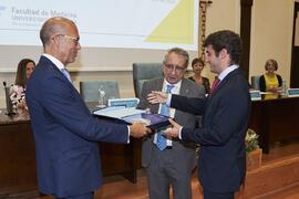 Entrega del premio al mejor expediente académico de Grado a Gonzalo García Martí. Celebración del...