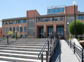 Facultad de Ciencias de la Educación y Psicología. Campus de Teatinos. Mayo de 2012