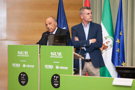 Javier Ramírez y Francisco Ruano en la presentación del coleccionable de Diario Sur "Estampa...