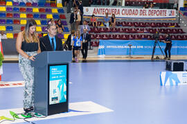 Presentadores de la ceremonia de clausura del Campeonato del Mundo Universitario de Balonmano. An...