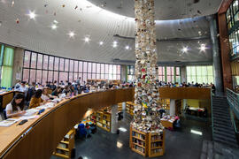 Biblioteca General con la instalación "Biblioteca de Babel XIII", de José Ignacio Díaz ...