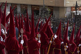 Penitentes en el acto de la Hermandad de los Estudiantes en la Catedral. Plaza del Obispo, Málaga...