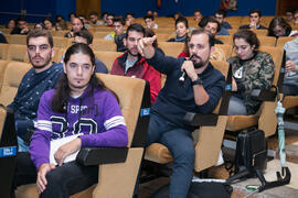 Intervención de un alumno en la conferencia de Josef Ajram "¿Dónde está el límite?". Se...