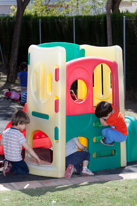 Niños jugando. Escuela Infantil Francisca Luque. Campus de Teatinos. Mayo de 2014