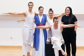 Foto de grupo previa a la representación de la obra "La Gaviota" de la compañía Mu Teat...