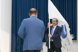 José Ángel Narváez con la bandera de la European University Sports Association en la Gala del Dep...