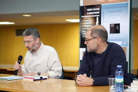 Javier Muñoz Arrebola y Pablo Aranda en la presentación de su novela 'El protegido'. Biblioteca G...