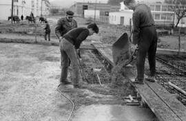 Málaga. Obreros en la construcción del puente sobre el Arroyo de los Ángeles. Febrero de 1963