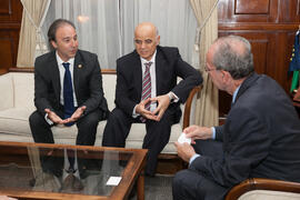 Pedro Farias y Hamid Al-Naimiy en la reunión con el alcalde de Málaga posterior a la firma del co...