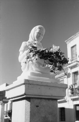 Málaga. Escultura inaugurada que corona la fuente de la plaza de Lagunillas. Febrero de 1963
