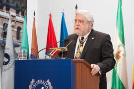 José Manuel Cabra de Luna en la imposición de la Medalla de Oro de la Universidad de Málaga a la ...