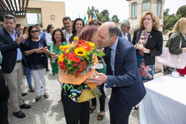 Entrega de flores a Coral Erades. Conmemoración del 30 Aniversario de la Oficina de Transferencia...
