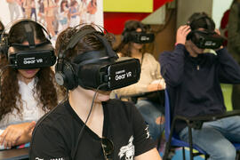 Estudiante con gafas de realidad virtual en el estand de Samsung. Jornadas de Puertas Abiertas de...