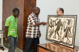 Entrega de tela tradicional africana del alumno Koffi Eric Konan y su padre. Graduación de los al...