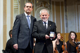 Juan Antonio Vigar y José Infante en la entrega de medallas del Ateneo. Teatro María Cristina. Ab...