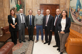 Foto de grupo tras la firma del convenio con la Universidad de Sharjah, Emiratos Árabes. Palacio ...