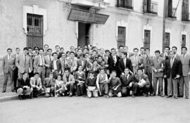 Escuela de Peritos Industriales en calle la Regente. Abril de 1956. Alumnos ante la fachada del c...