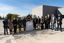 Foto de grupo en la inauguración de la escultura  de José Luis Martín García en la Facultad de Es...