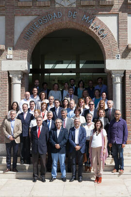 Foto de grupo tras la presentación de los Cursos de Verano 2016. Edificio del Rectorado. Mayo de ...