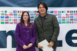 Beatriz Pons con un alumno en su graduación en el CIE de la Universidad de Málaga. Centro Interna...