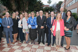 Fotografía de grupo tras la imposición de la Medalla de Oro de la Universidad de Málaga a Dª. Ade...