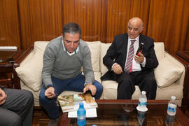 Elías Bendodo y Hamid Al-Naimiy en la reunión posterior a la firma del convenio con la Universida...