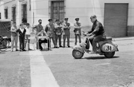 Málaga. Entrada de uno de los participantes de la V Gran Prueba de Regularidad Vespa. Junio de 1963
