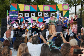 Actuación de la Asociación Folclórica Cultural "Juan Navarro" en el acto de bienvenida ...