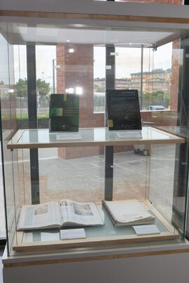 Exposición bibliográfica "La Biblioteca Universitaria y el Turismo Sostenible en Málaga&quot...