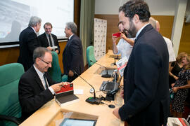Antonio Soler firma un ejemplar tras la presentación de su libro "Sur". Edificio del Re...