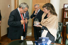 Intercambio de regalos previa a la firma del convenio de la Universidad de Málaga con el gobierno...