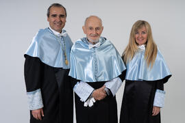 Retrato de Juan Antonio Perles, María Gracia y Brian Harris previo a su investidura como Doctor &...