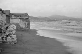 Chabolas destrozadas como consecuencia del temporal de viento en las playas de El Bulto y San And...