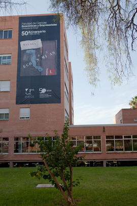 Facultad de Ciencias Económicas y Empresariales con cartel Conmemorativo del 50 Aniversario. Camp...