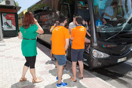 Alumnos subiendo al autobús. Salida desde el Campus de El Ejido. Aventura Amazonia Marbella. Olim...