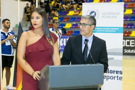 Presentadores de la ceremonia de clausura del Campeonato Europeo Universitario de Balonmano. Ante...