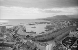 Málaga. Vistas del Puerto y la Malagueta desde el Castillo de Gibralfaro. Diciembre de 1963