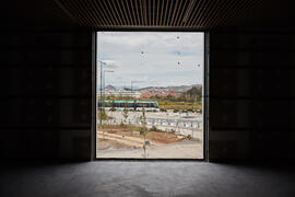 Metro tras la ventana. Obras en el interior del nuevo Pabellón de Gobierno. Campus de Teatinos. A...