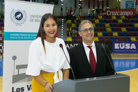Presentadores de la ceremonia de inauguración. Campeonato Europeo Universitario de Balonmano. Ant...