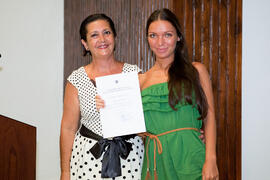 Rosa García con una alumna en su graduación. Centro Internacional de Español. Julio de 2014