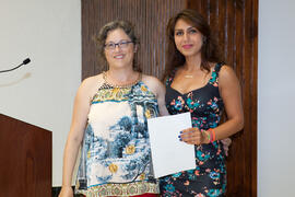 Montserrat Pons con una alumna en su graduación. Centro Internacional de Español. Agosto de 2014