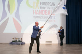 Manuel Jesús Barón ondea la bandera de la European University Sport Association en la Gala del De...