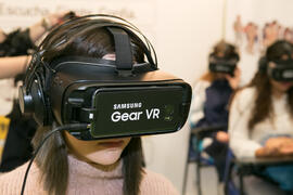Alumna con gafas de realidad virtual en el estand de Samsung. Jornadas de Puertas Abiertas de la ...
