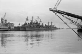 Puerto de Málaga. Barcos de guerra D-23. Marzo de 1963