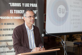Gregorio García Reche en la inauguración de la exposición 'Libros y luz para el tercer milenio'. ...