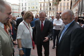 Llegada del alcalde a la inauguración de la exposición "Málaga, 50 años de la Facultad de Ec...